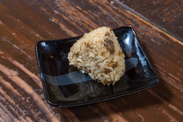 ご飯ものは「かしわにぎり」(150円)のみ。うどんやそばとセットで頼む人が多い