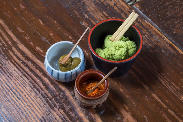 卓上には、一味、柚子胡椒、ワサビの調味料が並ぶ