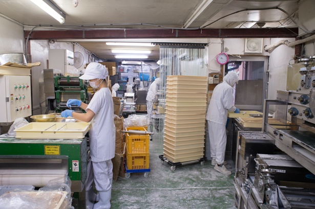 隣接した製麺所内。うどん・そば麺のほか、餃子の皮や春巻きの皮などの製造も行う