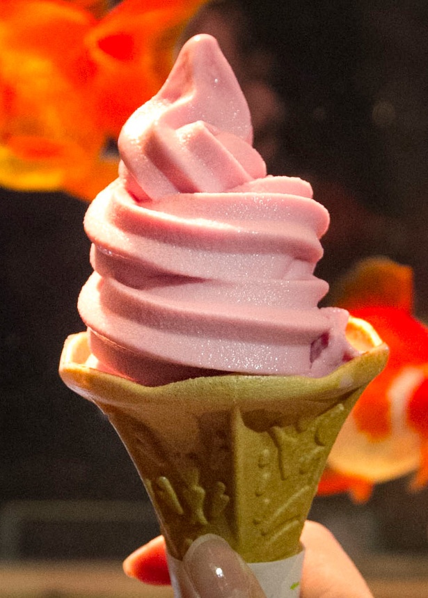 限定フードの「金魚ソフトクリーム」(360円)
