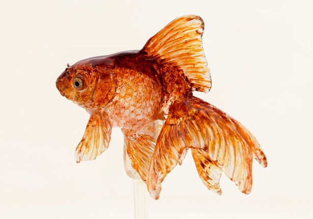 精巧に作られた飴細工の金魚