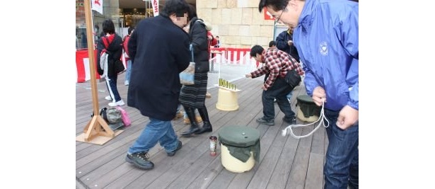 “昔遊び”を体験！ベイコマで大人も白熱している様子