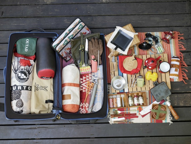 キャンプギアは基本的にはコンパクトに持ち運べるものが多いため、必要なものをカバンやスーツケースひとつに収納できるよう工夫することもできる
