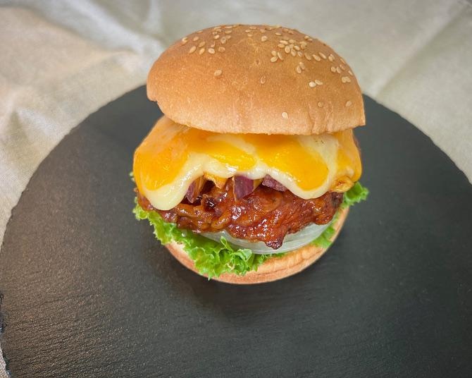 フレッシュネス初！人気の韓国料理チーズタッカルビがバーガーになった