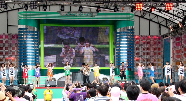 アップアップガールズ(仮)が「TOKYO IDOL FESTIVAL 2017」(8月4日~6日、お台場・青海周辺エリア)のオープニングアクトに登場。アップアップガールズ(2)、DJダイノジとラジオ体操で会場を温めた。