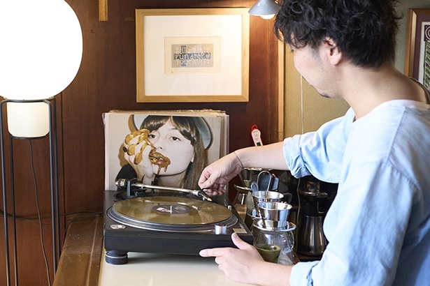 ターンテーブルは、レコードの交換がしやすいようカウンターの傍らに。幅広いジャンルの選曲も店の魅力の1つに