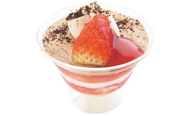 イチゴシロップが染み込んだスポンジとクリームチーズのティラミスにチョコクリームを合わせたパフェ「苺のティラミスパフェ」(245円)/ローソン※1月5日〜発売中