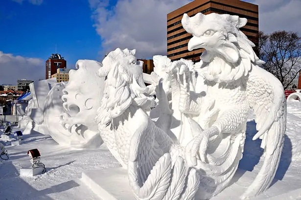【写真】4年ぶりの開催！「国際雪像コンクール」では、国際色豊かな雪像が並ぶ