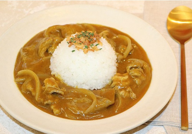 生クリームやバターを組み合わせた「バーモントカレーシェフズアレンジ」の「クリーム仕立て」