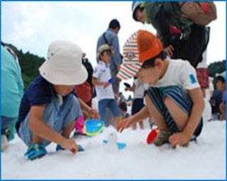 連日大賑わい！六甲山 真夏の雪まつり「宝さがしゲーム」