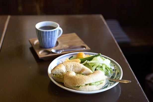 オーバッシュクラストのパンを使用したフードセットの中でも、一番人気のアボカド･エビ･チーズベーグル900円。ブレンドコーヒーor紅茶付き