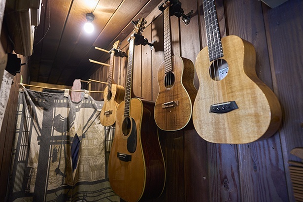 店の壁には、近藤さんが趣味で弾くギターやウクレレがずらり