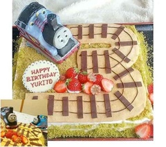 【写真】前回のグランプリは、お子さんの誕生日にちなんで3の形の線路がひかれたバースデーケーキ
