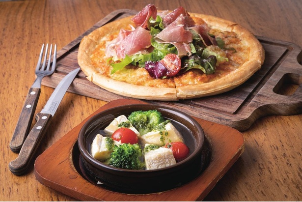 「チーズキッチン ラクレ 銀座」の「北海道3種チーズと生ハムのサラダピッツァ」と「北海道カマンベールチーズのアヒージョ」