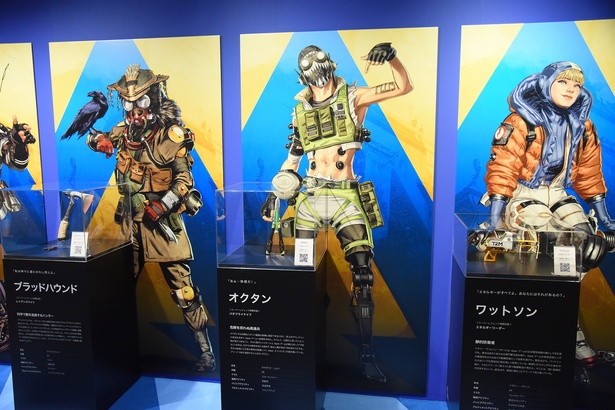 【写真を見る】「Apex Legends」キャラクターたちとその武器がずらりと展示してあり、見ごたえ十分！