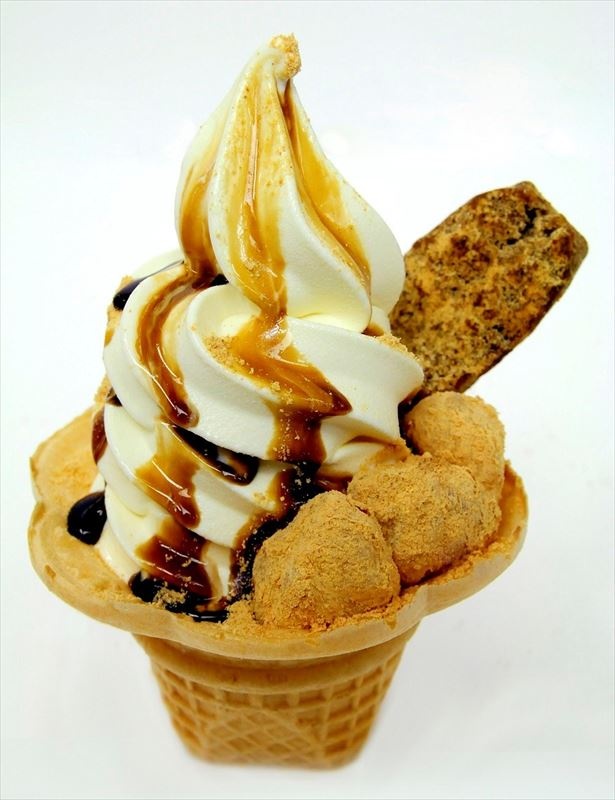 全国的に知られる山梨銘菓「桔梗信玄餅」とソフトクリームを合わせた贅沢な一品