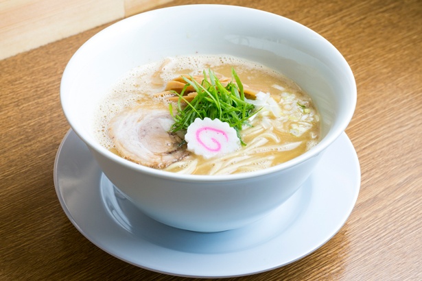 鶏白湯ラーメンの「鶏そば」(800円)は、10時間以上かけて丁寧に作り上げる関西でもトップクラスの王道系のおいしさ/中華そば桐麺