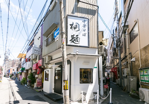 店は阪急十三駅の西側の路地。昔ながらの飲食店が並ぶエリアの角地/中華そば桐麺