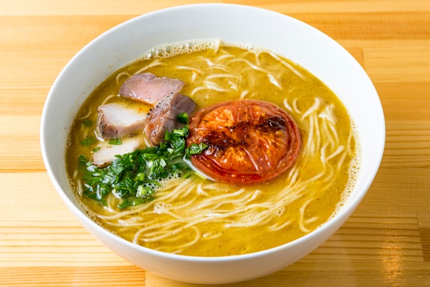 煮干しの魚介スープにスパイスを効かせた味噌ダレの「MISOらぁ麺(細麺)」(800円)。