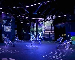狂言・野村万蔵と現代のLEDパフォーマンスが融合。2日限りの現代アートステージ開催