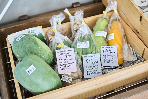 農家から直送される旬の野菜。メニューに使用する食材もすべて明記している