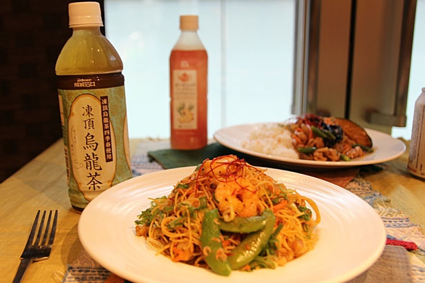 【写真を見る】「海老とスナップエンドウのシンガポール風焼ビーフン」(税抜499円)と「成城石井 凍頂烏龍茶」(税抜128円)。カレー味のビーフンに香り高いウーロン茶がマッチ