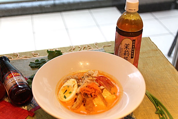 濃厚な「シンガポール風ラクサ」(税抜599円)と、ジャスミンが優しく香る「成城石井 茉莉花茶(ジャスミン茶)」(税抜128円)は相性抜群の組み合わせ