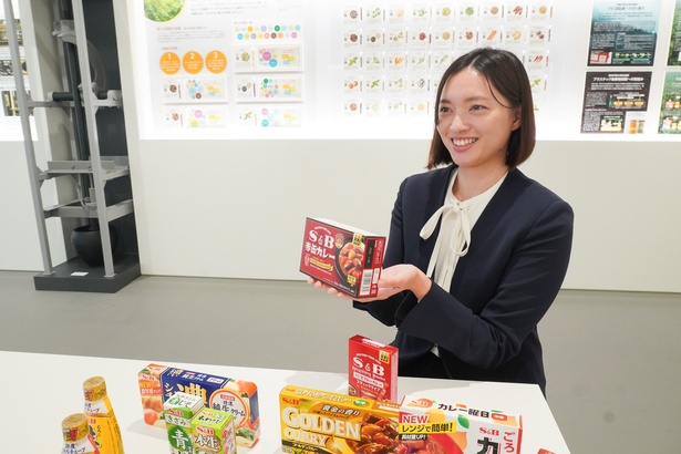 「赤缶カレーパウダールウ」の説明をする田代さん