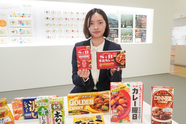 「カレー粉スティック」「赤缶カレーパウダールウ」を手に持つ田代さん