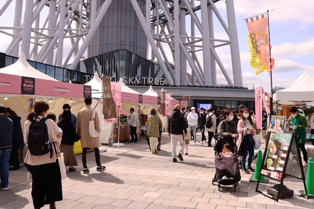 「OZmagazine」とのコラボイベント「YORIMICHI CAFE STREET」ではコーヒーやスイーツの名店など約25店舗が集結