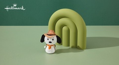 「Beagle Scouts Snoopy Plush」(2420円)サファリ帽をかぶり、バックパックを背負って、首にはオレンジのネッカチーフを巻いて、探検の準備は万端！