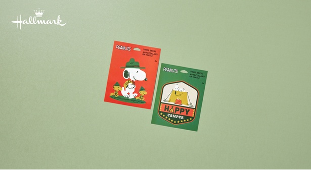「Beagle Scouts Vinyl Decal」(858円)スヌーピーとウッドストックたちが笑顔でハイキングをしているデザイン(写真左)と、「Happy Camper.」とメッセージ入り(同右)の2柄がラインナップ