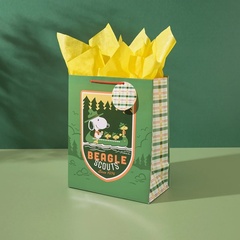 「Beagle Scouts Badge Large Gift Bag 13」(968円)格子柄のギフトタグ付きでどんなお祝いにも対応する