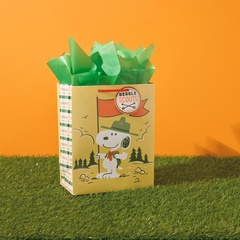 「eagle Scouts Snoopy Medium Gift Bag 9.6」(748円)スヌーピーが荒野にオレンジ色の旗を立てているミディアムサイズのギフトバッグ