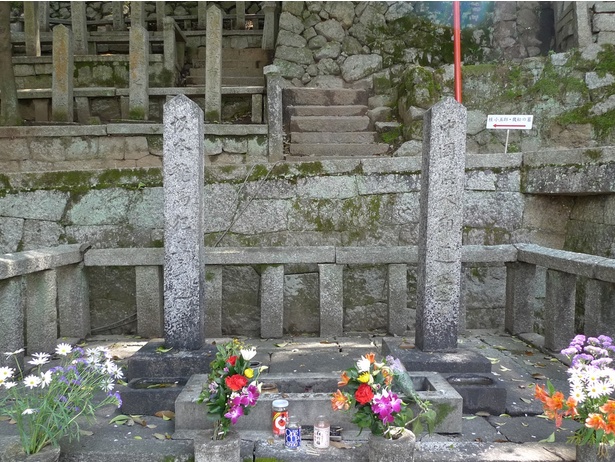 霊山聖域（京都霊山護国神社境内、霊山歴史館向かいの山）には、維新の志士約3,100柱が合祀されている