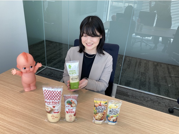 世界的に注目を集めるプラントベースフードのブランド「GREEN KEWPIE」から生まれた「植物生まれのマヨネーズタイプ」を手に話をしてくれた中村さん