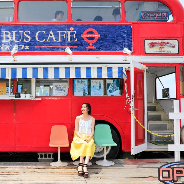 ［糸島LONDON BUS CAFE］真っ赤なバスの前でパシャリ！