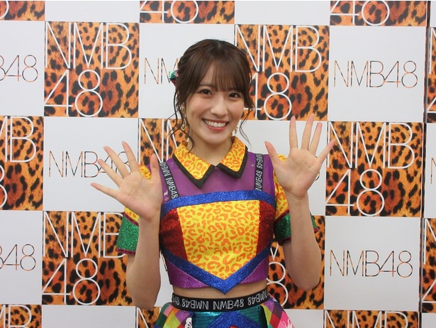 NMB48の2代目キャプテンを務めながら、YouTubeやプロデュース業にも挑戦中の小嶋花梨さん