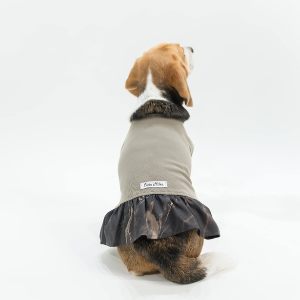 「愛犬用ノースリーブウェア」(各8980円) ※モデルは柄ブラックのLサイズを着用