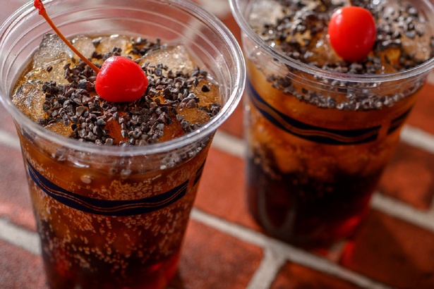 コカ・コーラ×チェリーブランデー「コカ・コーラカクテル」はアメリカンな味わい