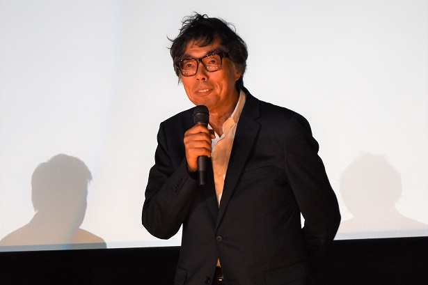 【写真を見る】作品を絶賛する、司馬遼太郎記念館館長の上村洋行さん