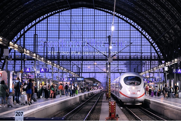 フランクフルト中央駅に到着するドイツの超特急ICE3