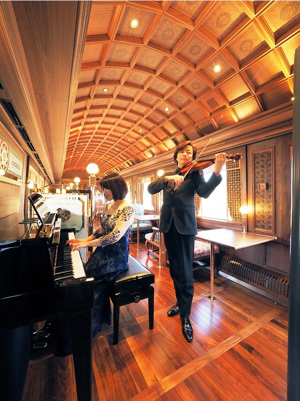 ヴァイオリニストの大迫淳英さんが生演奏を行う「ザ・ロイヤルエクスプレス」