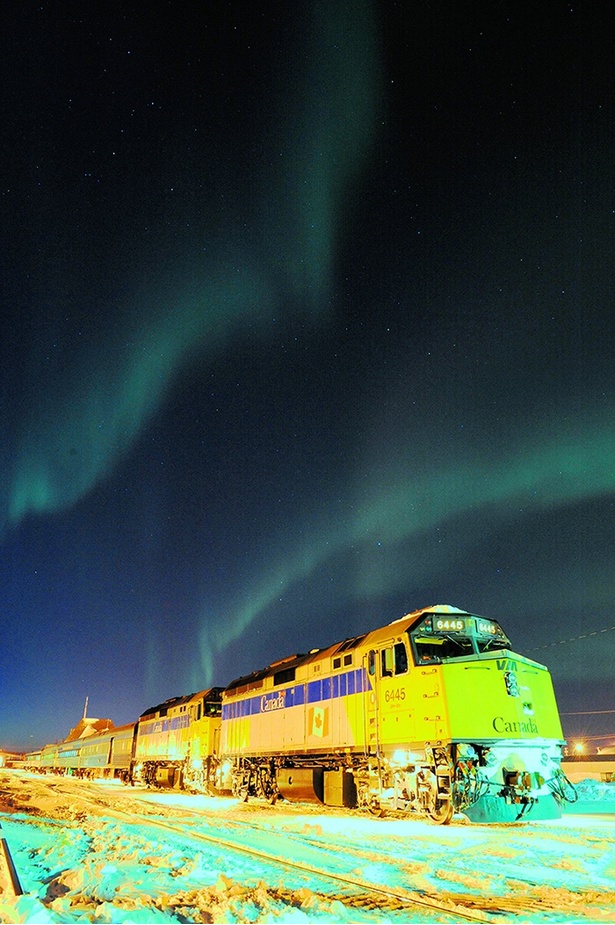 オーロラと鉄道の共演が美しい、カナダのVIAレール