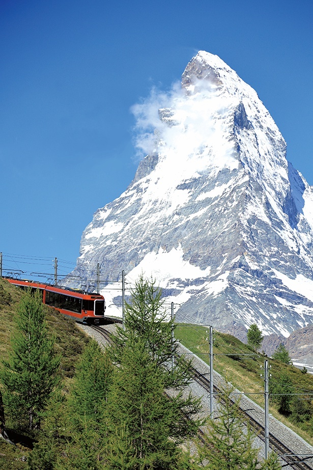 マッターホルンに向かって走るスイスの登山鉄道