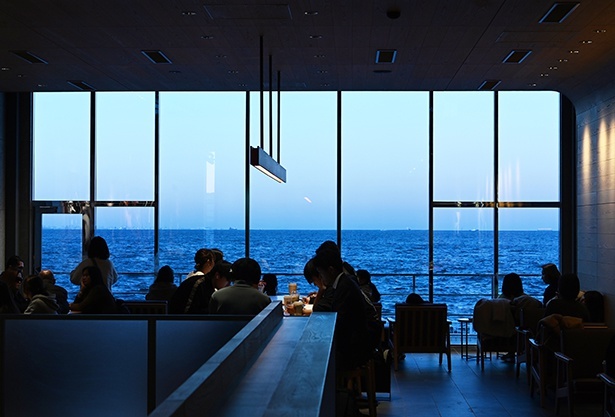 横須賀大津店の2Fは大きな窓の向こうに東京湾が広がる