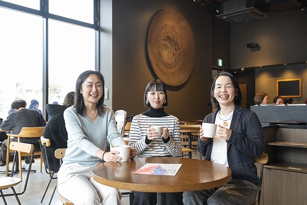 スターバックス コーヒー 別府公園店にて。左から江藤さん、桑原さん、中村さん
