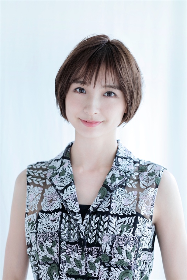 両編集長のプレゼンをジャッジするのは篠田麻里子さん