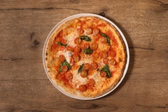 ピザ・パスタも数種類から選べる。スヌーピーのピッツァマルゲリータ、ルーシーのペパロニ・グローブピッツァクアトロチーズ、サルシッチャと4種キノコのピッツァ etc…
