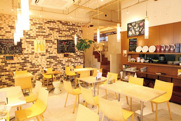 カフェのようなおしゃれな雰囲気は女性一人でも入りやすい/イエローカンパニー 恵比寿店